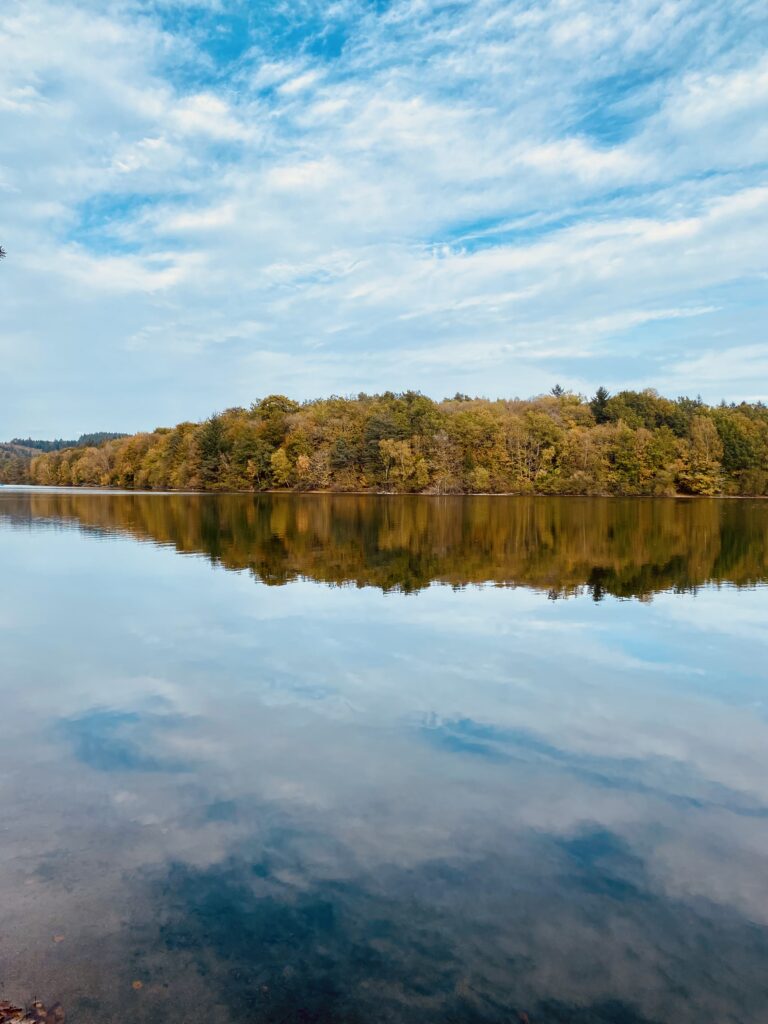 lac de meyrignac l'église corrèze